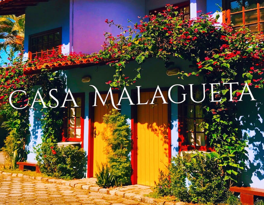 Fachada é toda da casa Malagueta dentro do Condomínio em ambiente discreto e tranquilo
Murado com portaria 24 hrs
Com varias espécies da Flora da Região é uma atração à parte!