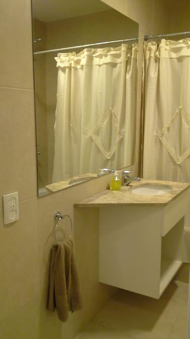 Baño completo y amplio