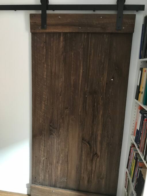 Porte de grange pour accéder à la chambre