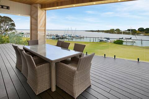 Lake King Lakehouse-5BR Lakeside w/ Private Jetty