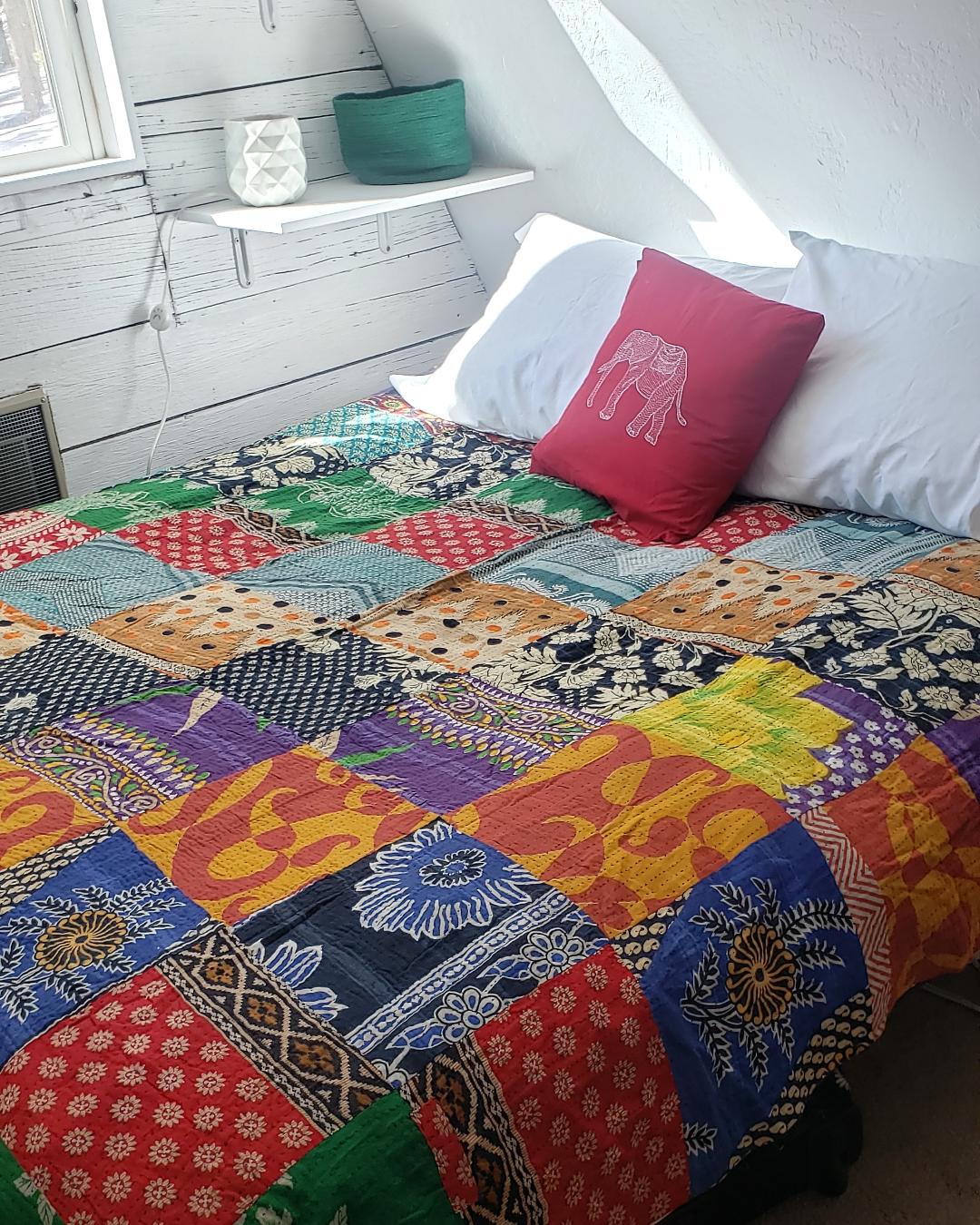 Брачен кревет (широк 150-179 см) и телевизор со DVD во оваа соба. Многу простор за складирање и многу ДВД-а од кои може да изберете!