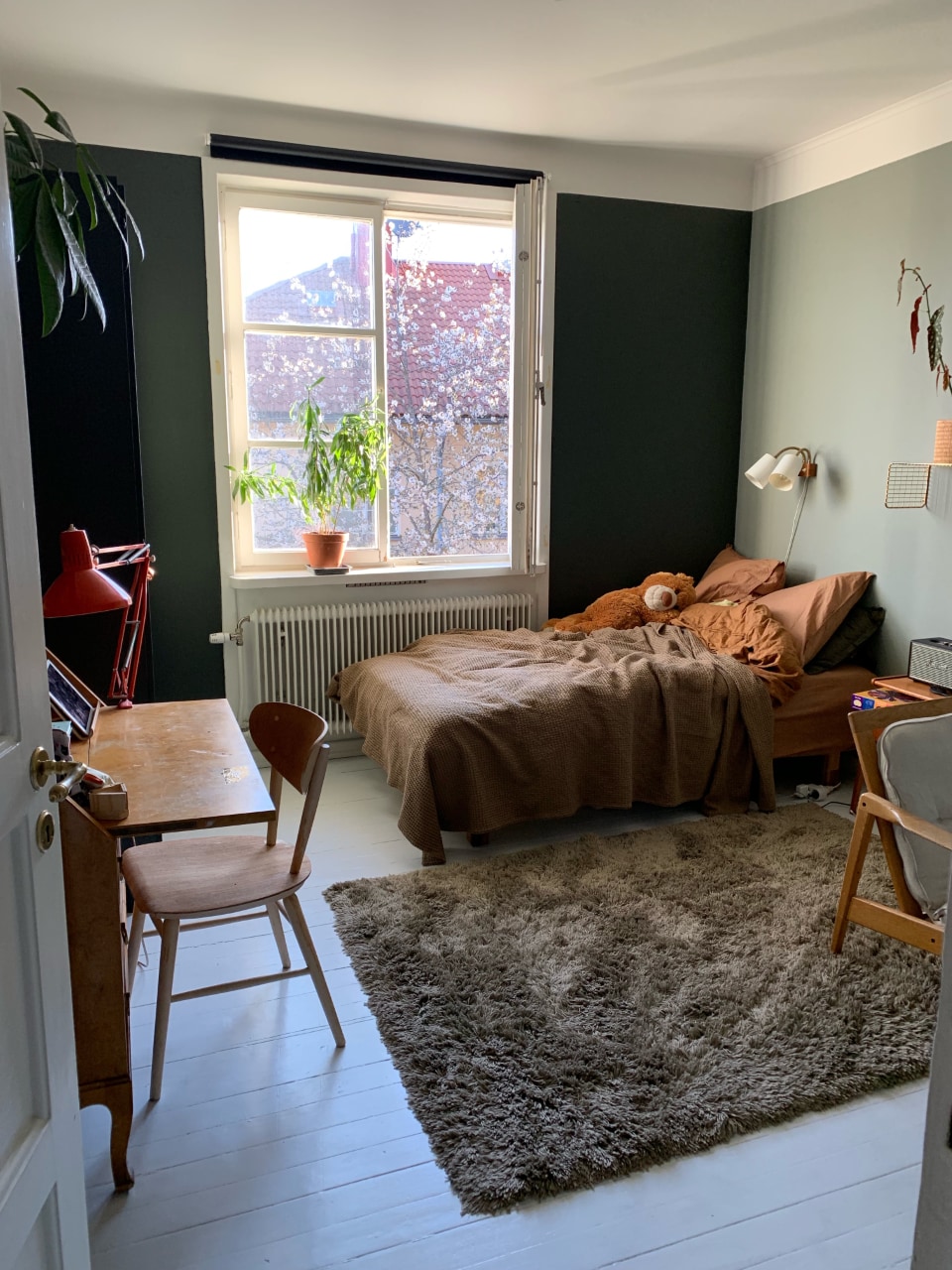 Спална соба 1 со кревет од 105 см, телевизор и биро.