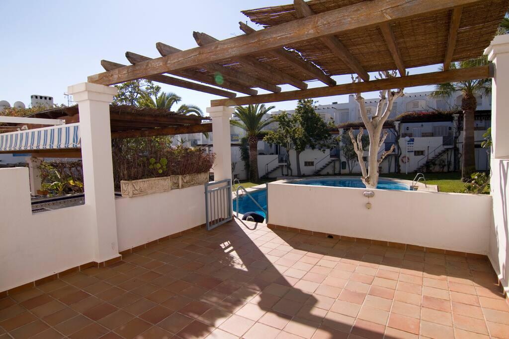 Terraza con acceso a la piscina comunitaria