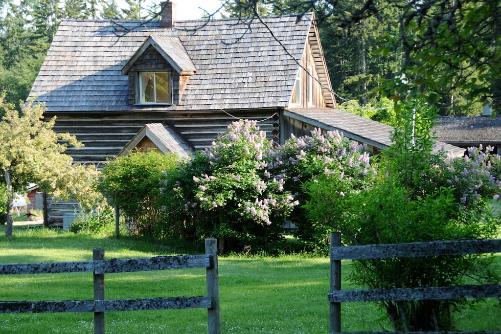 The Farmhouse Bed And Breakfast British Columbia Canada Foxglove Farm Heritage Farmhouse B&B - Cottages for Rent in Salt Spring