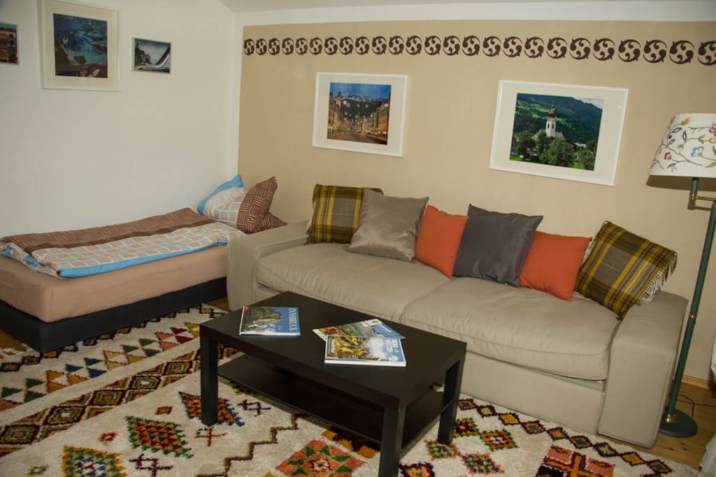 Wohnzimmer mit Schlafsofa