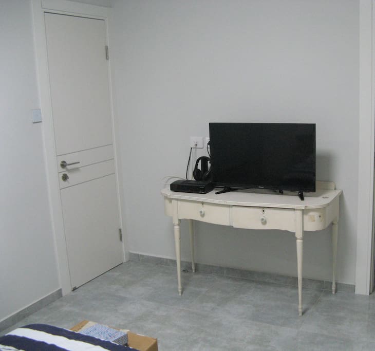 Master bedroom 32" tv