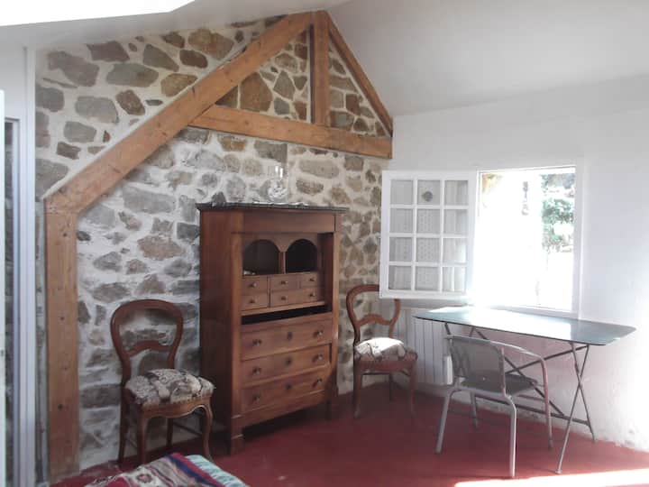 Habitación en el RC al lado del jardín con inodoro independiente
