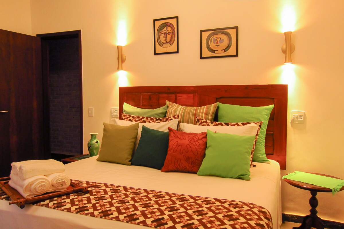 Suita 2: Krevat dopio "queen", me mundësinë për t 'u bërë 2 krevate tek. Ajër i kondicionuar dhe ngrohje.