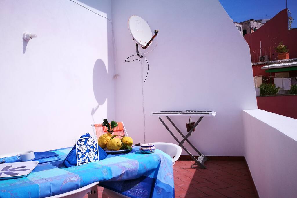 La casa si trova in una posizione ottimale per visitare Procida e la vista di cui si può godere è un incanto. La casa può accogliere una coppia e due bambini; per due coppie non è adatta.
La proprietaria è stata molto gentile venendo incontro alle nostre esigenze di arrivo. **** Valeria
