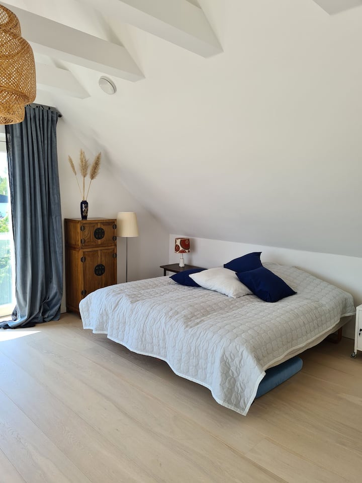 Ორადგილიანი საწოლი საძინებელში, პირველ სართულზე