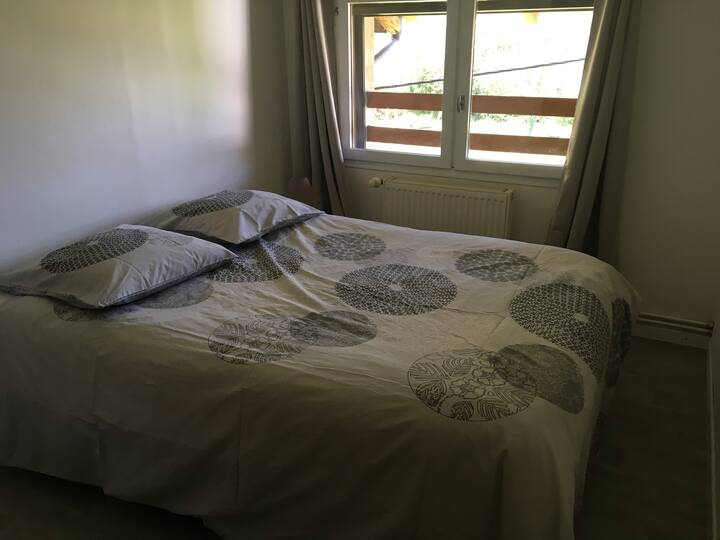 Dormitorio 1: cama 140 con vistas al jardín