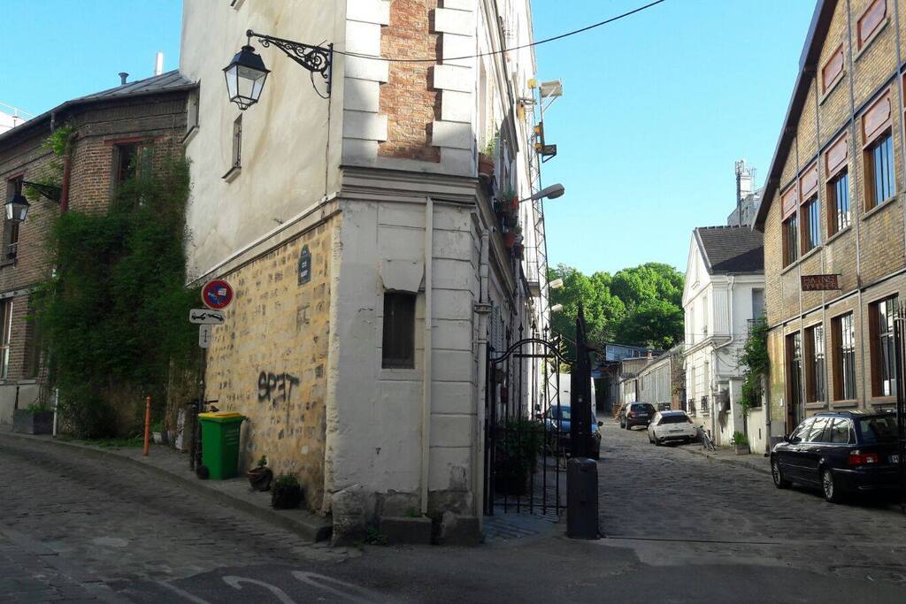 L'entrée de l'allée avec à droite l'accès au petit jardin et à la maison.