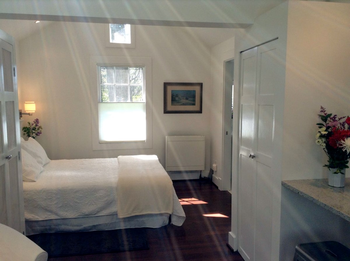 Dielli i pasdites përmes dritës së qiellit të kapur nga kamera.