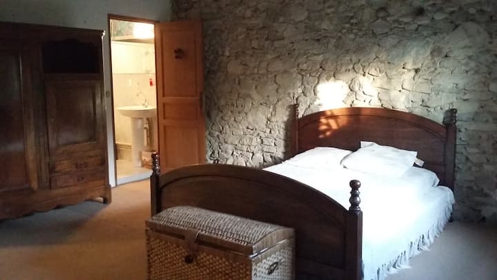Dormitorio con baño. Cama king size