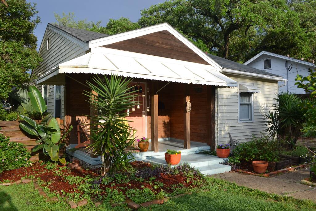 Walk to Biloxi Beach and Lighthouse Houses for Rent in Biloxi