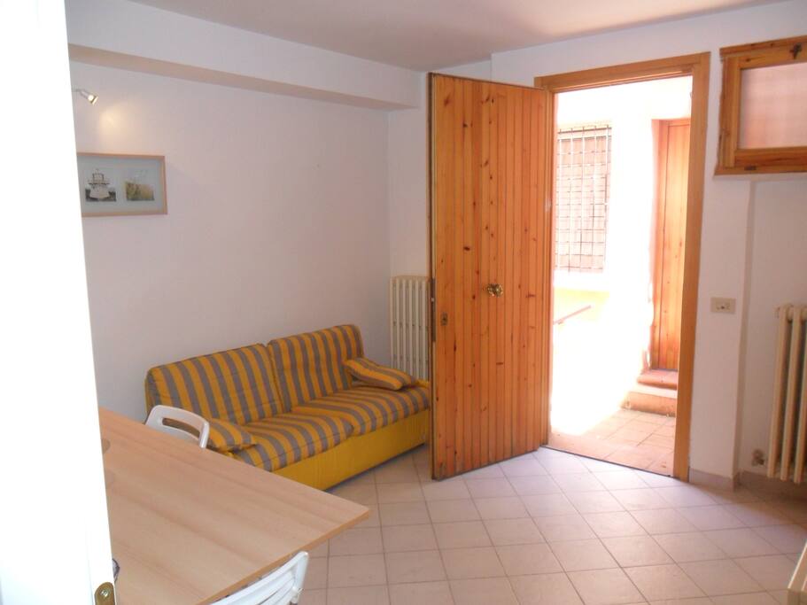 Ingresso con saletta pranzo e divano letto matrimoniale