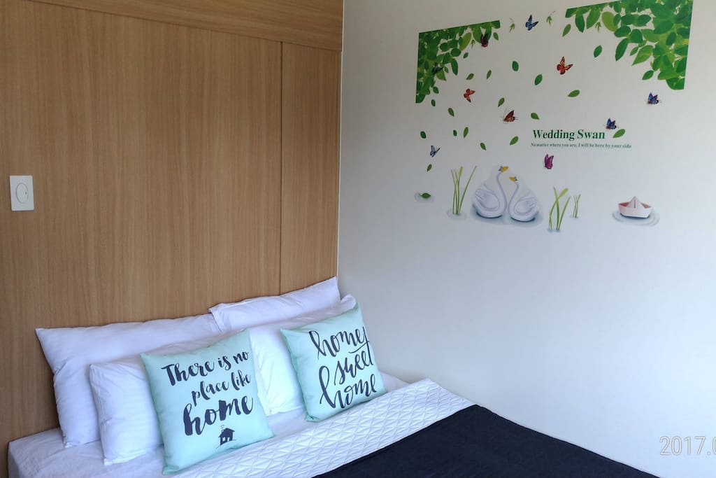 A queen size bed with a pull out single bed