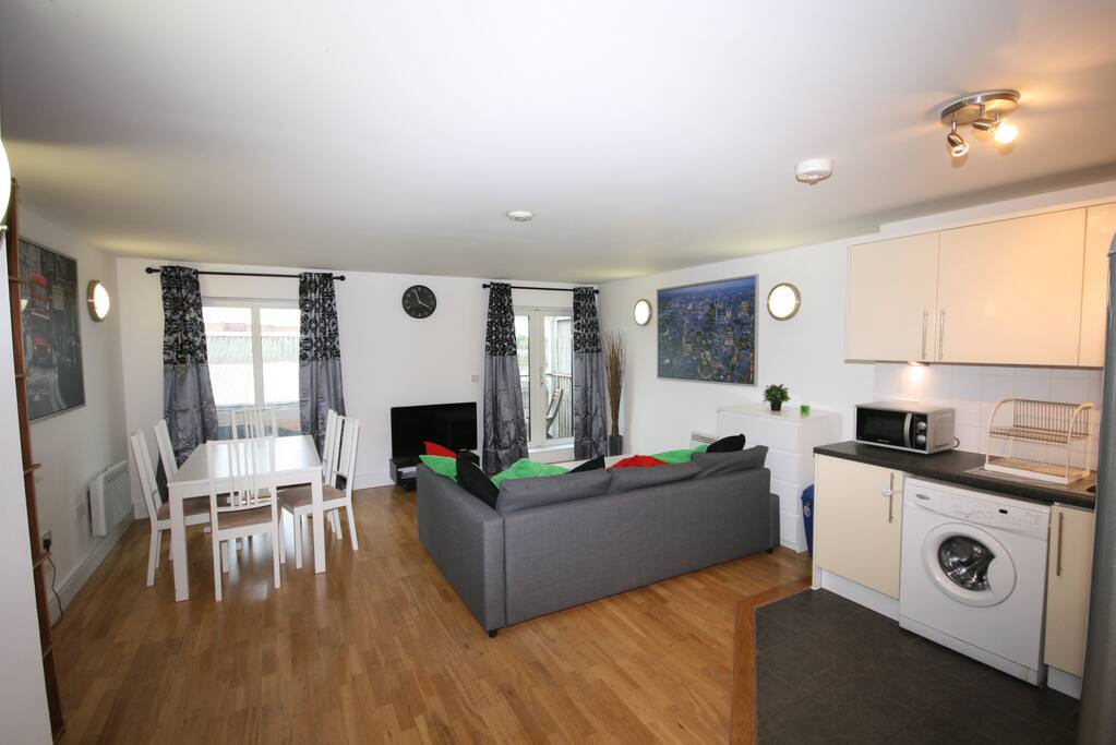 Kitchen/Diner and Lounge with Private Balcony