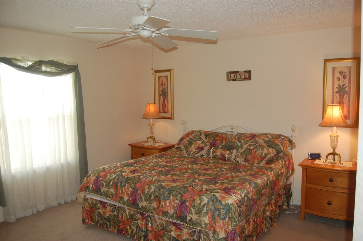 Glavna spavaća soba s bračnim krevetom (180x200) i TV-om ravnog ekrana