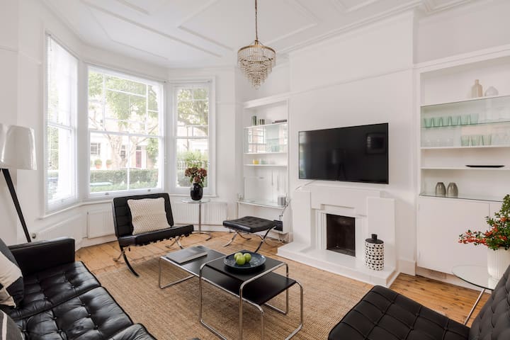 Modern Victorian House NEW LISTING 15min to centre