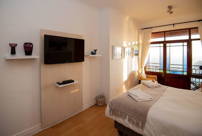 Dolphin Studio Apartment – A Whale of A Time gallery image 3