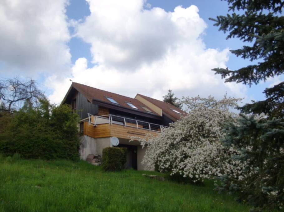 Au printemps la loggia sur la prairie privée
