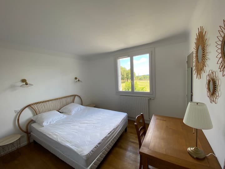 Huvudsovrummet och kontoret.