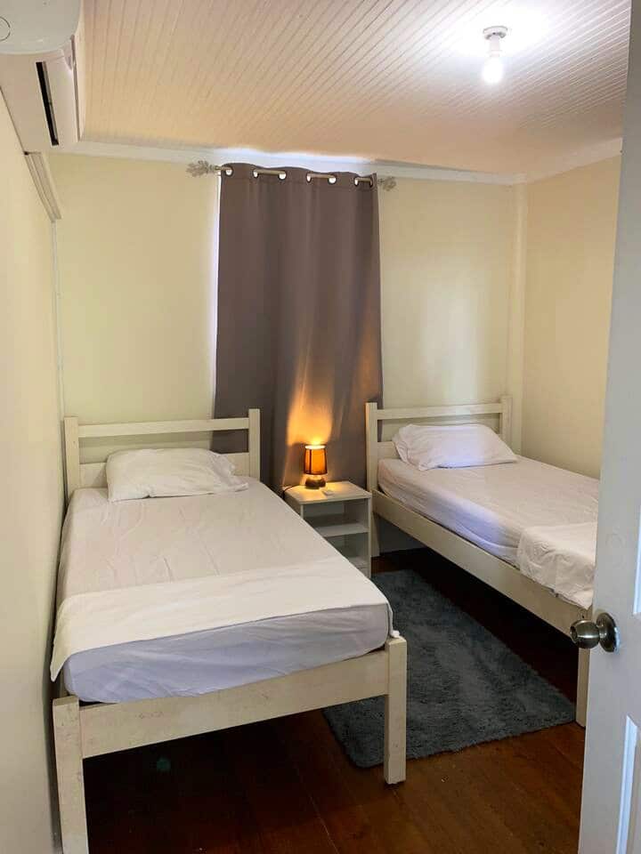 חדר שינה עם שתי מיטות נפרדות. 