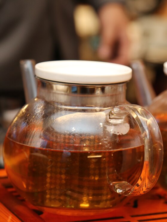 Show full-screen, host-provided image