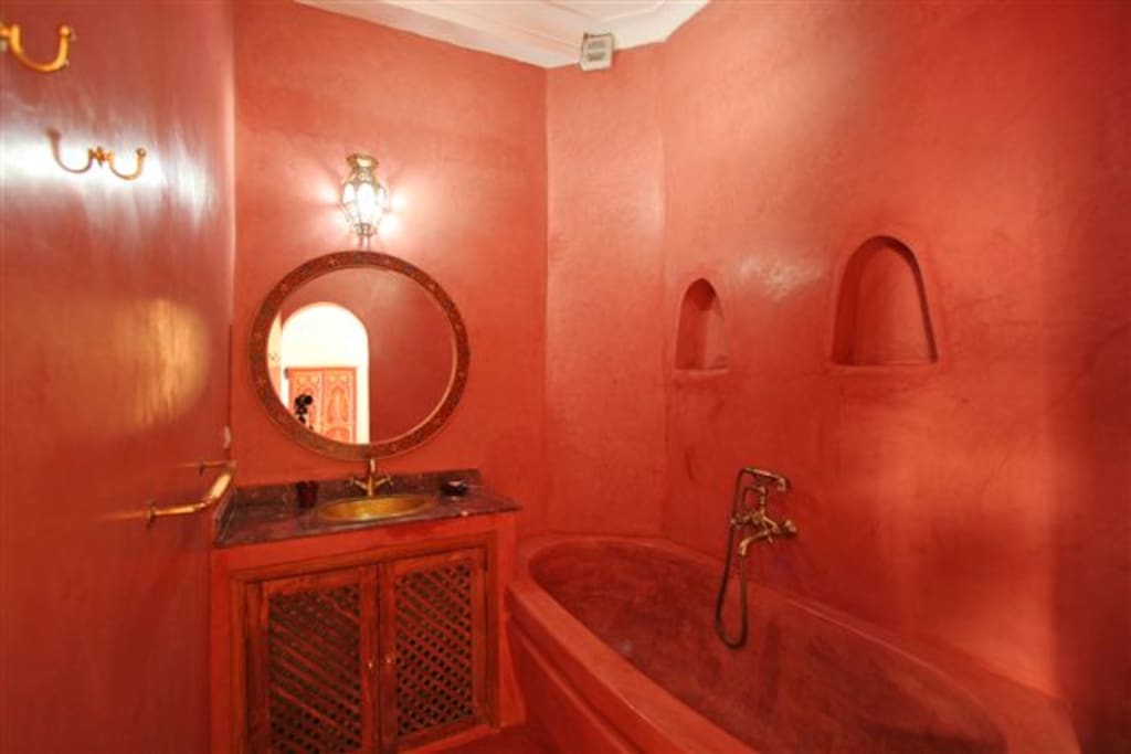 Salle de Bain de la chambre Ali Baba équipée 1 Lavabo 1 Baignoire 1 WC