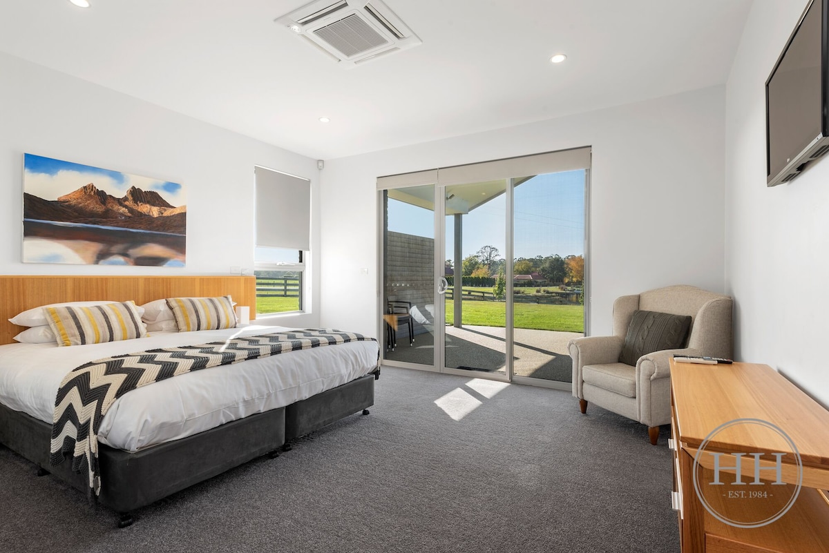 Relájate cómodamente con una cama tamaño king, ropa de cama exuberante y vistas al lago. Disfruta de la comodidad de un baño privado para una estancia acogedora.