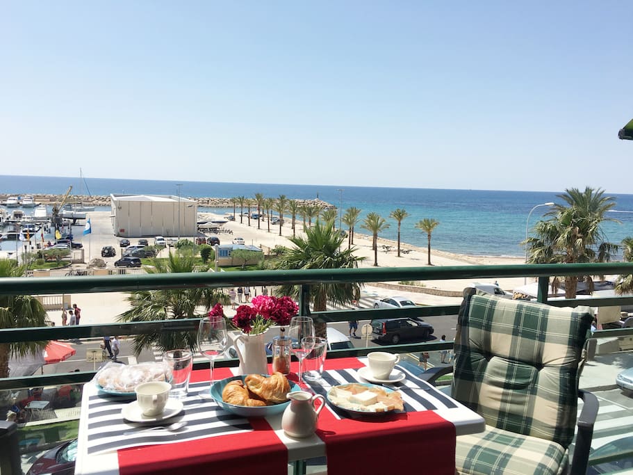 Breakfast at the sea
