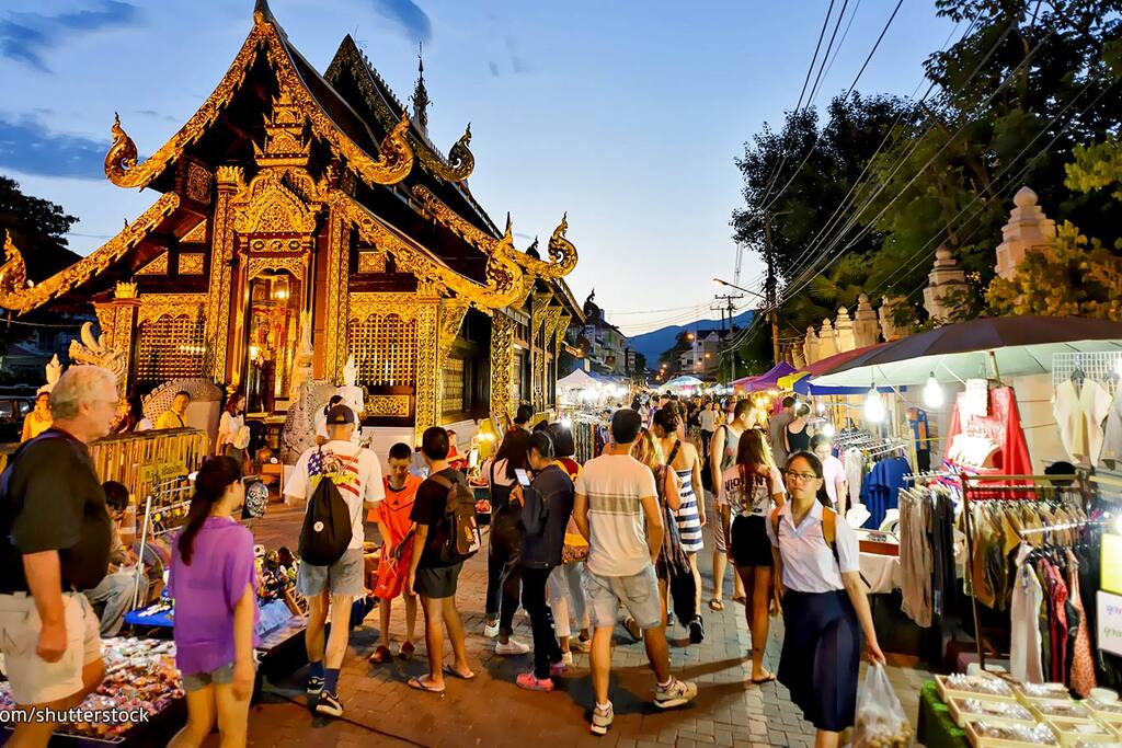 Closer Thapae Walking Street (sun day market)
