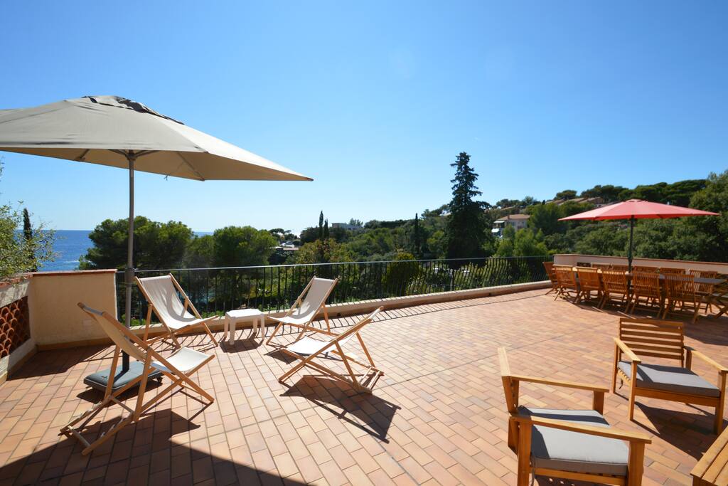 Grande terrasse agréablement aménagée et vue mer