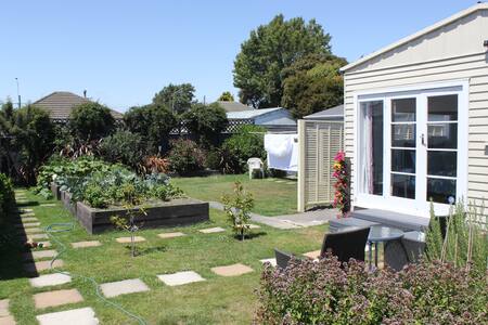 Bryndwr beauty: 6 mins to airport, breakfast, wifi