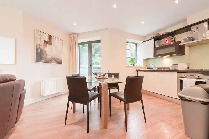 Large open plan living near tram line & Parking gallery image 4