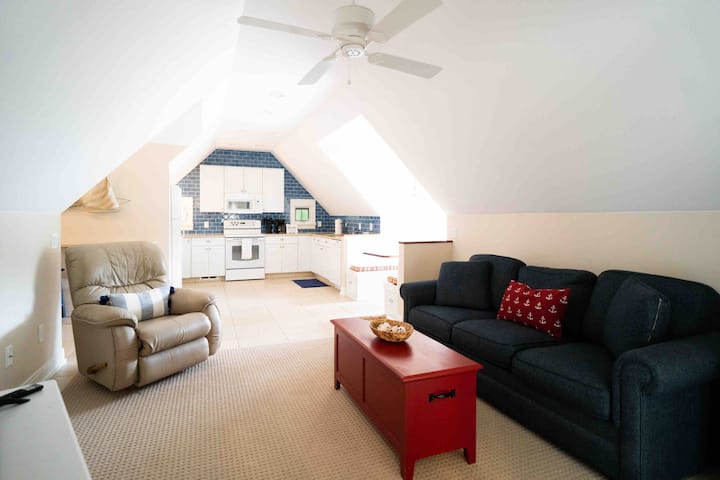 Breakfast nook & seating area with additional room for guests on a sleeper sofa.  All Tvs are fully equipped with Smart Tv & Wifi for you to be able to login to your Netflix, Prime, Hulu etc.