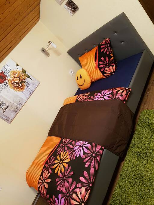 Großes Einzelbett 120x200cm für eine erholsame Nacht.
