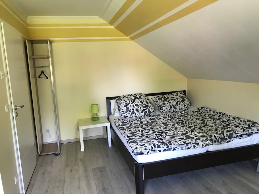 Doppelbett und Garderobe