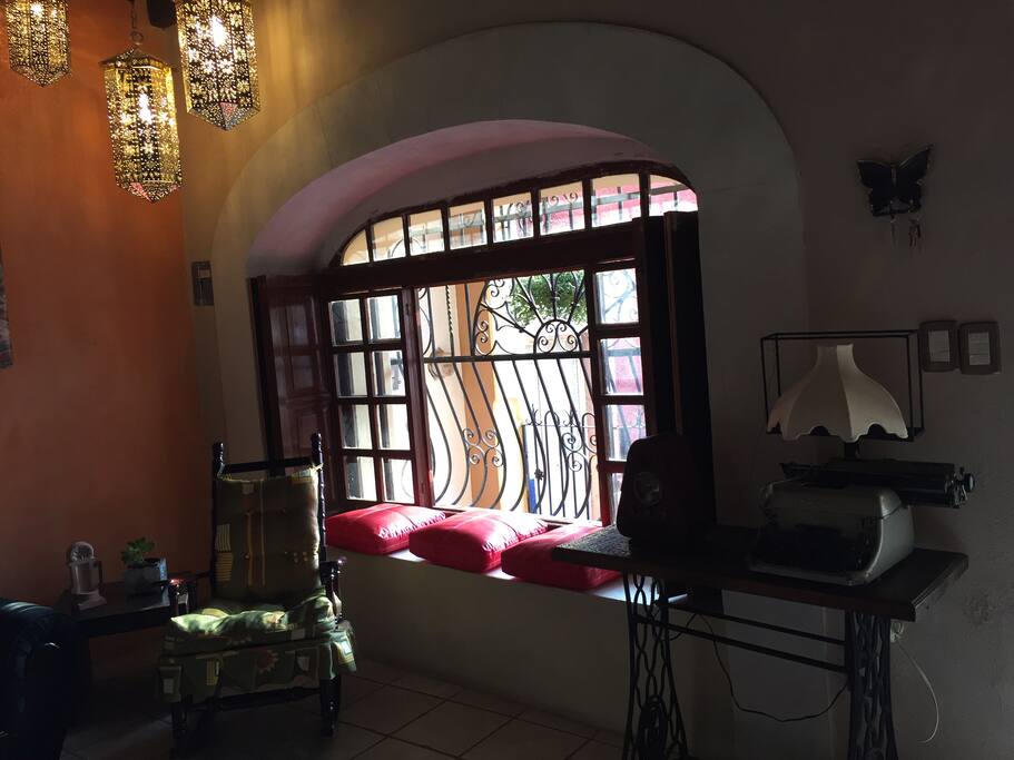 Vista de la Sala con ventana hacia la calle de Mexiamora