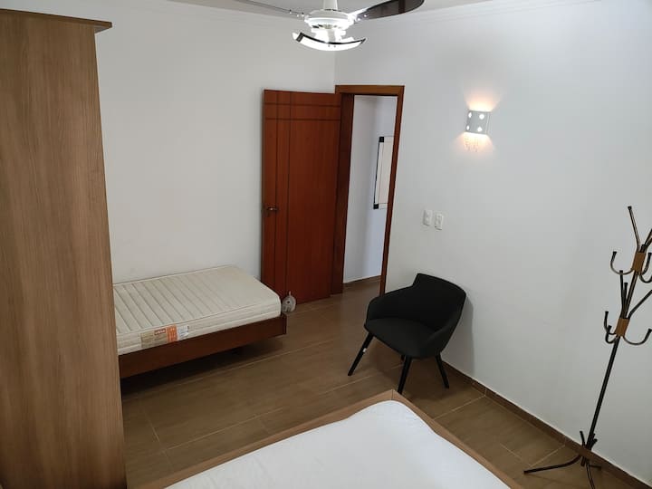 ห้องชั้นล่าง.. เตียงคู่ 1 หลังและเตียงเดี่ยว 1 หลัง