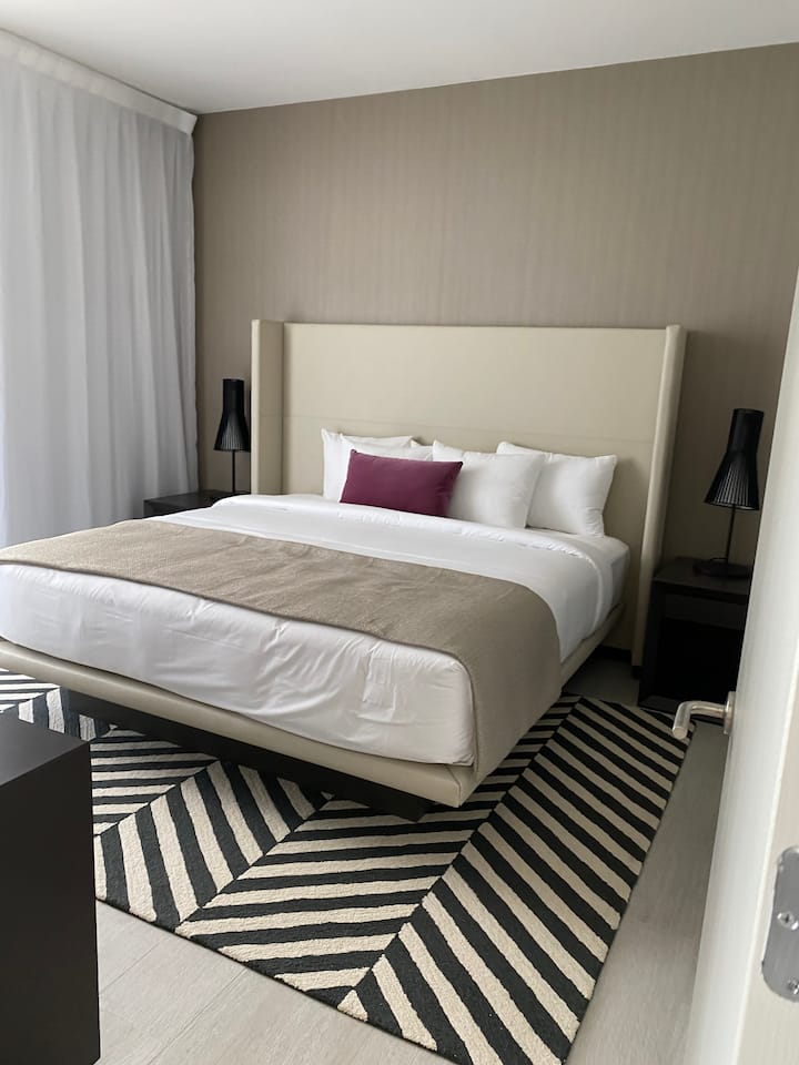 Dormitorio principal con cama tamaño king 