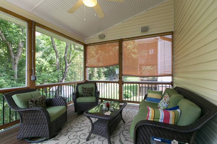 Luxury home w/ chef’s kitchen, screened porch gallery image 2