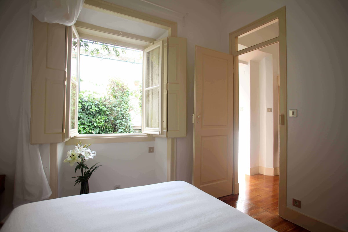 

Pogled na spavaću sobu, privatan i miran.