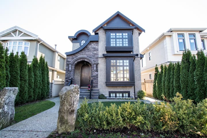 Family-Friendly Home: 9 Beds, Heart of Vancouver gallery image 2