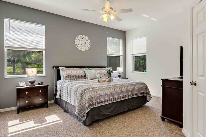 Главен апартман со брачен кревет (широк 180-220 см)