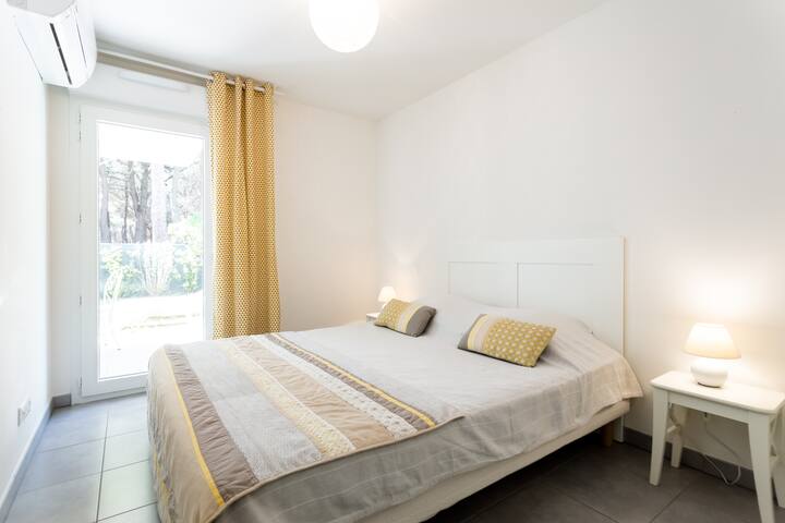 Slaapkamer met 2 persoons bed! Toegang tot de tuin! Tweepersoonsbed slaapkamer! Toegang tot de tuin!