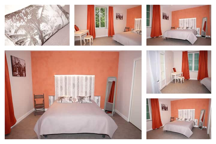 Habitación con TERRAZA para 2 personas con cuarto de baño y aseo separado. Acceso directo a la terraza y vistas al parque.