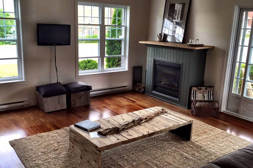 Propane fireplace and a conveniant picnic basket for your escapade!