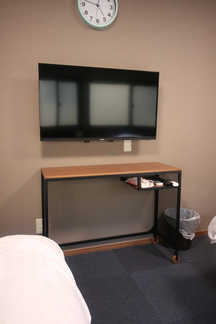 أجهزة التلفزيون في جميع الغرف